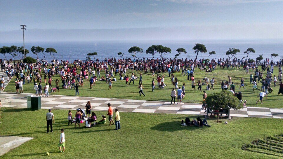 Parque María Reiche en Miraflores Como un homenaje a la reconocida investigadora alemana-peruana María Reiche y su trabajo, Miraflores puso su nombre a un vistoso parque construido sobre uno de los acantilados con vistas al mar. ¿Dónde se encuentra ubicado el Parque María Reiche? El Parque María Reiche está ubicado en el Malecón de la Marina, como referencia al final de la calle Ignacio Merino. ¿Se paga para entrar al Parque María Reiche? No. Es un parque público que está abierto todo día. ¿Qué atracciones tienes el Parque María Reiche? Una de las principales atracciones del Parque María Reiche, son las misteriosas líneas de Nazca, que por medio de plantas y flores se han reproducido las figuras del lagarto, la araña, el colibrí, el ave fénix, las manos y el mono. ¿Cómo es de noche el Parque María Reiche? Es vistoso y llamativo. A través de una red eléctrica de 1,500 metros de cable, por las noches, al encenderse las luces, se puede observar las figuras que han sido replicadas sobre el área verde del parque. Se ven desde las partes altas y a larga distancia. Las luces se encienden a las 6 p.m. y se apagan a las 10 p.m. ¿Qué actividades se pueden realizar en el Parque María Reiche? Debido a su ubicación, tranquilidad y facilidades de infraestructura que brinda el parque, puedes realizar diversas actividades como correr, ejercicios físicos, pasear a tus mascotas o simplemente caminar y disfrutar del paisaje. ¿Cuándo fue inaugurado el Parque María Reiche? El parque fue inaugurado en 1996. MARÍA REICHE ¿Quién fue María Reiche? María Reiche Neumann fue una arqueóloga y matemática alemana nacionalizada peruana, que dedicó gran parte de su vida al estudio de las Líneas de Nazca. ¿Cuándo comenzó su investigación de las Líneas de Nazca? Inició su investigación de las Líneas de Nazca a partir de 1946, estimulada por los estudios del arqueólogo estadounidense Paul Kosok. ¿Qué representan las Líneas de Nazca? Son figuras zoomorfas, antropomorfas y líneas de gran magnitud, variedad y precisión geométrica dibujados sobre la superficie llana de un extenso territorio desértico. ¿Cuántas figuras de animales existen en las Líneas de Nazca? Existen un total de 70 figuras de animales. El mono es uno de los más grande con 135 metros de diámetro y es uno de los más conocidos. Está representado con una larga cola en espiral y cuatro dedos en la mano derecha. Parque María Reiche en Miraflores